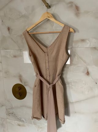 Mono beige con cinturón talla M