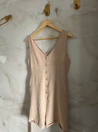Mono beige con cinturón talla M