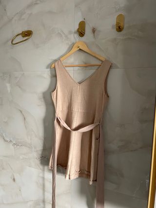 Mono beige con cinturón talla M