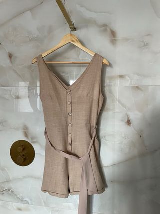 Mono beige con cinturón talla M