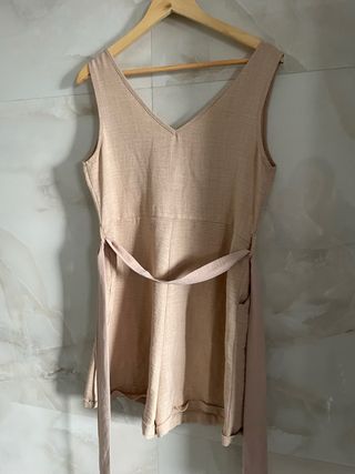 Mono beige con cinturón talla M