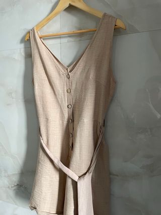 Mono beige con cinturón talla M