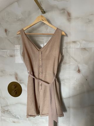 Mono beige con cinturón talla M