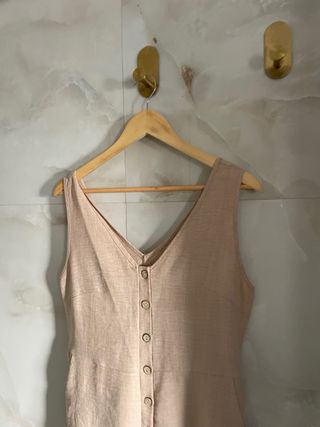 Mono beige con cinturón talla M