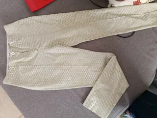 Ropa variada de marca casi sin uso