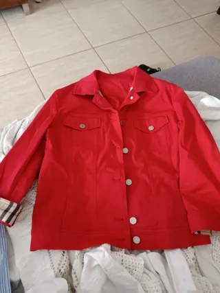 Ropa variada de marca casi sin uso