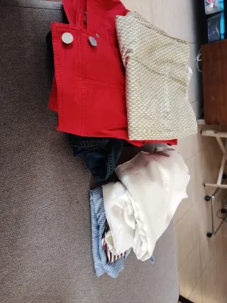 Ropa variada de marca casi sin uso