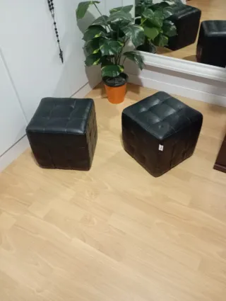 Pufs negros cuadrados