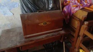 Máquina de coser antigua de madera