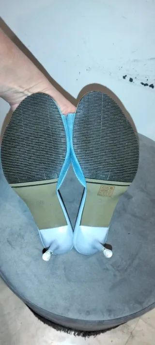 Sandalias de tacón azul y dorado negociable