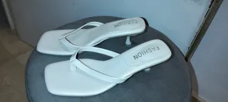 Sandalias de tacón azul y dorado negociable