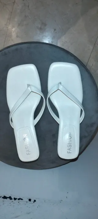 Sandalias de tacón azul y dorado negociable