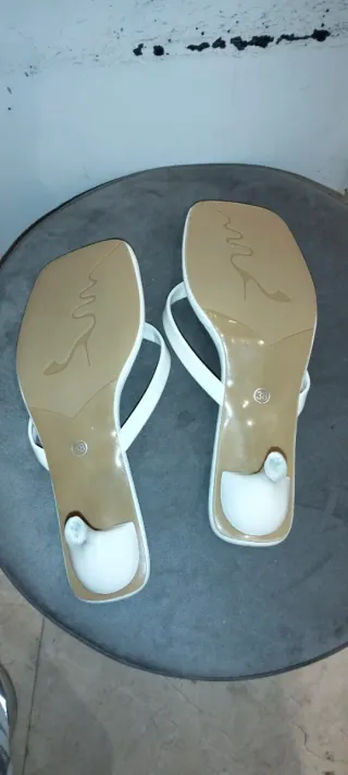 Sandalias de tacón azul y dorado negociable