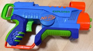 2 pistolas de juguete Nerf + regalo.