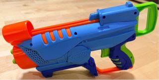 2 pistolas de juguete Nerf + regalo.