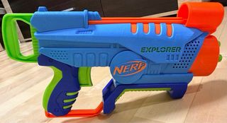 2 pistolas de juguete Nerf + regalo.