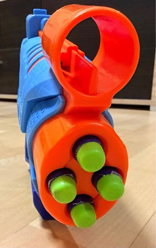 2 pistolas de juguete Nerf + regalo.