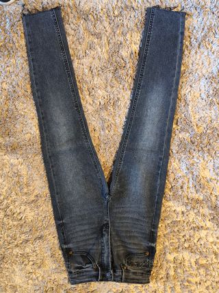 Pantalones vaqueros grises desgastados