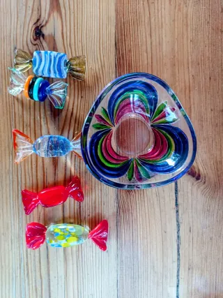 Plato y caramelos de cristal decorativos