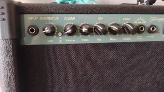 Amplificatore Stagg nero e verde