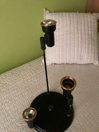 Lámpara de techo negra y dorada