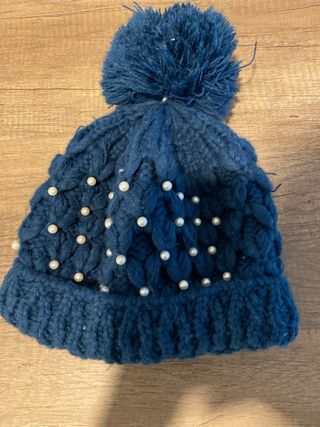 Gorro azul con perlas y pompón