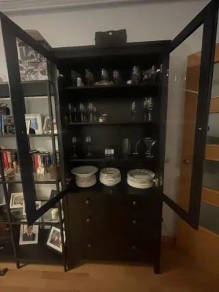 Vitrina de madera y cristal negra