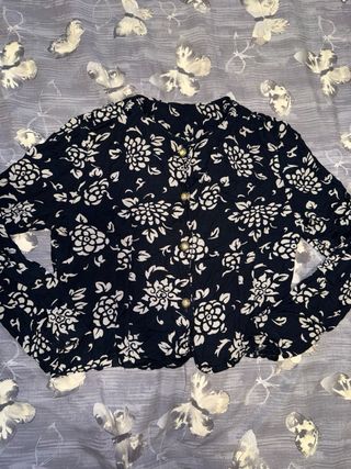 Camicia floreale nera e bianca