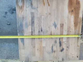 Banco de trabajo con puerta y parte superior .