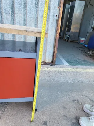 Banco de trabajo con puerta y parte superior .