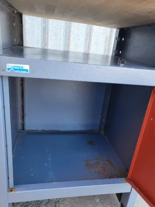 Banco de trabajo con puerta y parte superior .