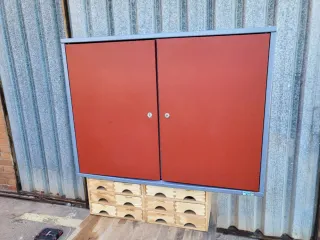 Banco de trabajo con puerta y parte superior .