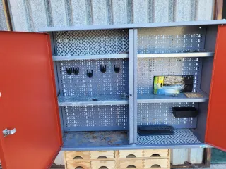 Banco de trabajo con puerta y parte superior .