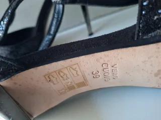 Sandalias negras con brillos, de tacón alto fino