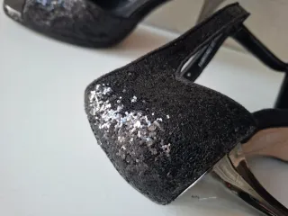 Sandalias negras con brillos, de tacón alto fino