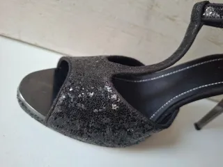 Sandalias negras con brillos, de tacón alto fino