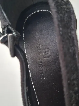 Sandalias negras con brillos, de tacón alto fino