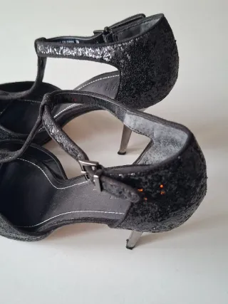 Sandalias negras con brillos, de tacón alto fino