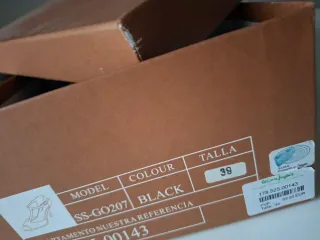 Sandalias negras con brillos, de tacón alto fino