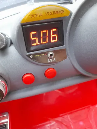 Macchina elettrica rossa per bambini