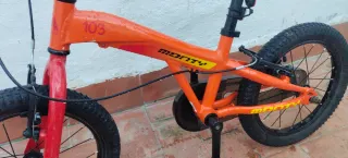 Monty 103 Naranja +  Patinete ruedas led + Casco