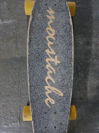 Longboard con estampado de bigotes