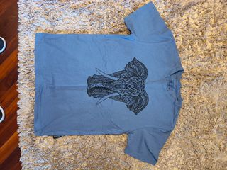 Camiseta azul con estampado de elefante