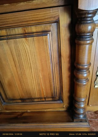 Mueble de salón de madera y cristal.
