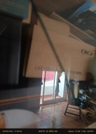 Mueble de salón de madera y cristal.