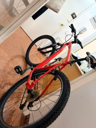 Bicicleta de montaña roja