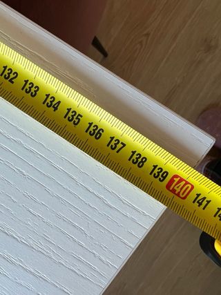 Mesa de comedor blanca con detalles negros