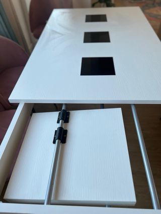 Mesa de comedor blanca con detalles negros
