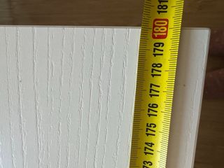 Mesa de comedor blanca con detalles negros