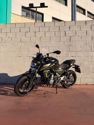 Kawasaki Z650 Negra y Verde